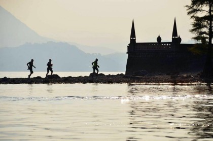 swim run cheers isola madre
